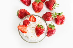 low-sugar snack cottage cheese with strawberries